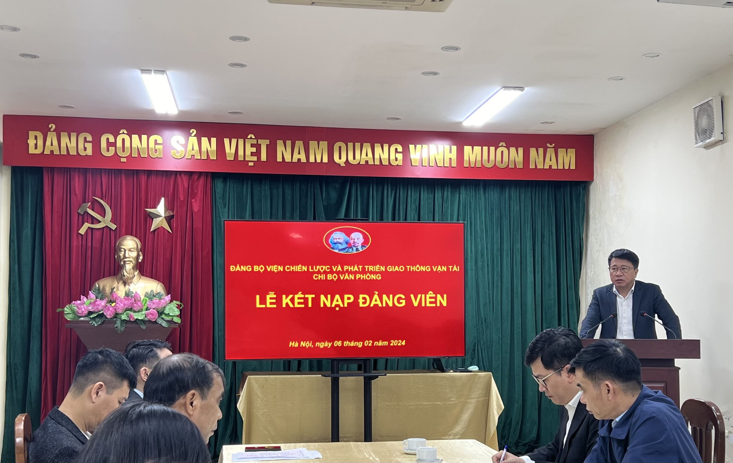 Chi bộ Văn phòng tổ chức lễ kết nạp đảng viên cho Đoàn viên ưu tú Lê Đức Trung